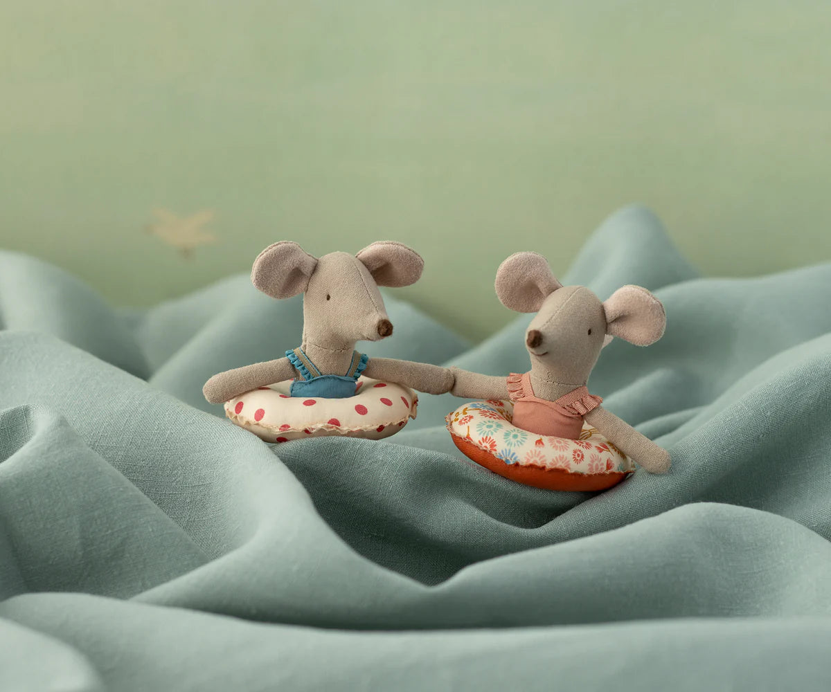 Beach mouse with float, Little sister - Flower