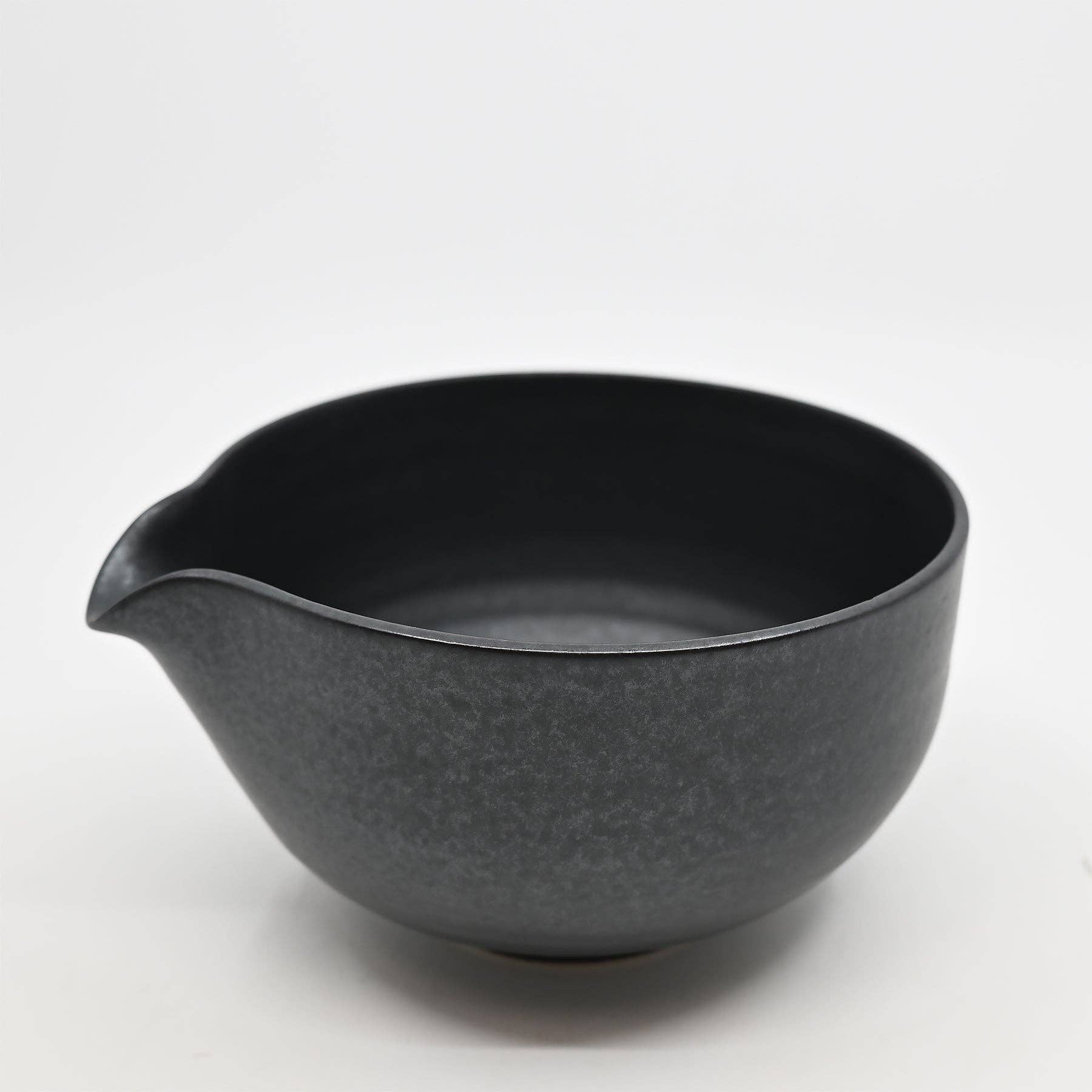Yukiakari Katakuchi Matcha Bowl With Spout - Kuro Matte