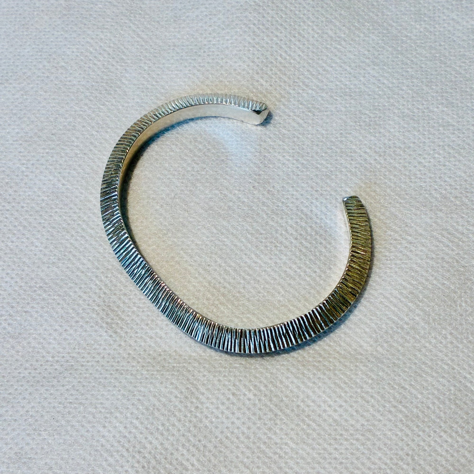 EL026-28 Hammered Triangle Cuff