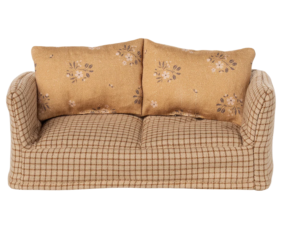 Couch, Mouse - Mable