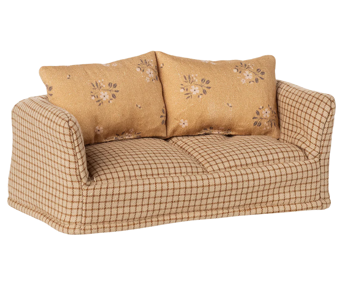 Couch, Mouse - Mable