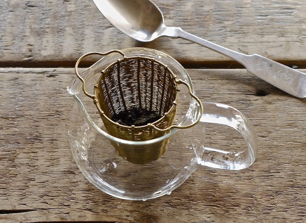 Handwoven Tea Basket : BRASS